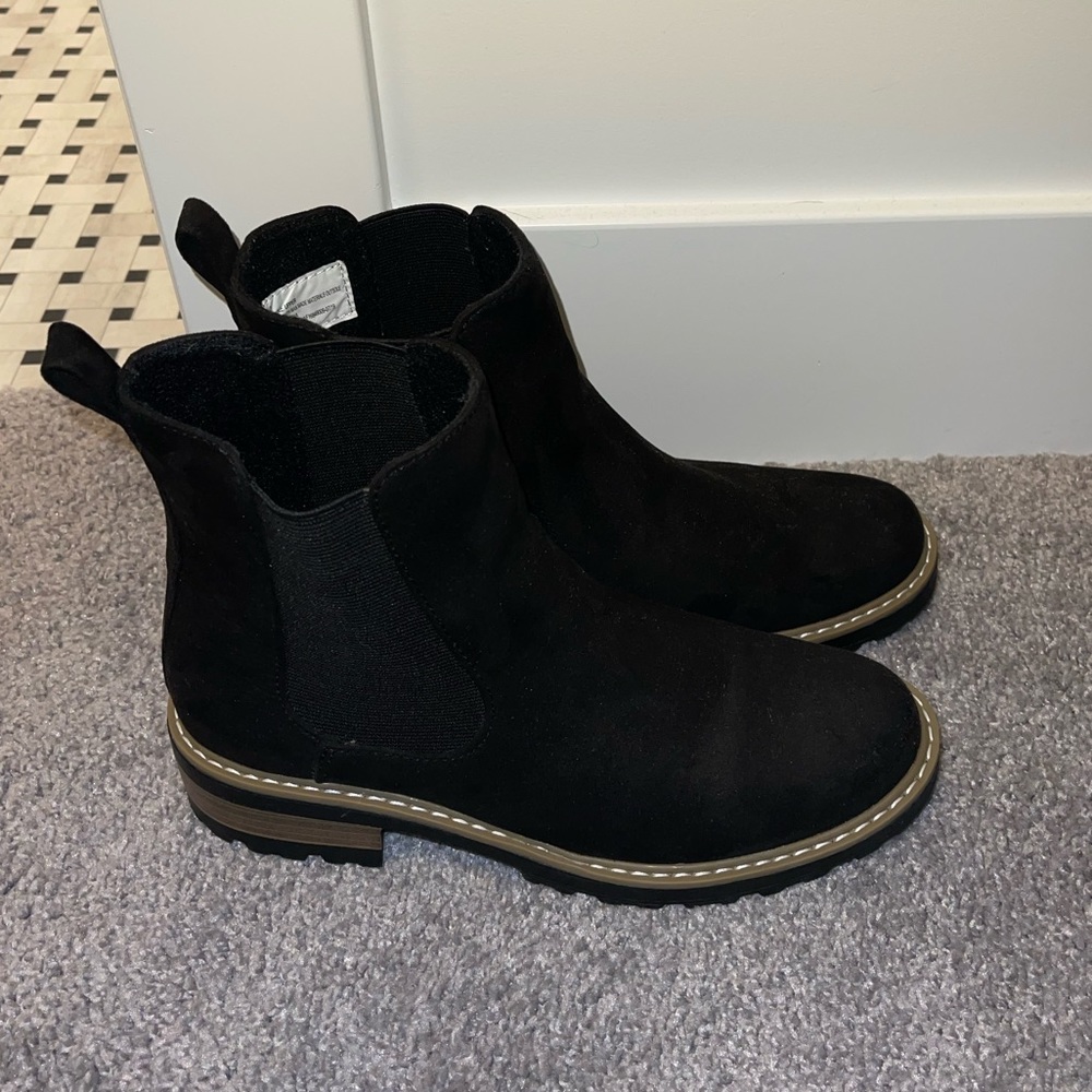 BNWOT Universal Thread Chelsea Boots